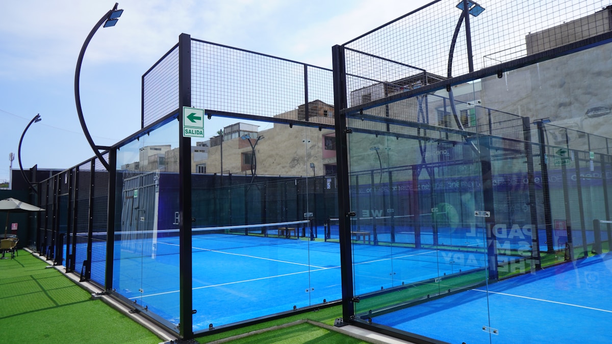 artificial grass padel court Roll Layout: How 4m Wide Rolls Cover a 10m Wide Cou