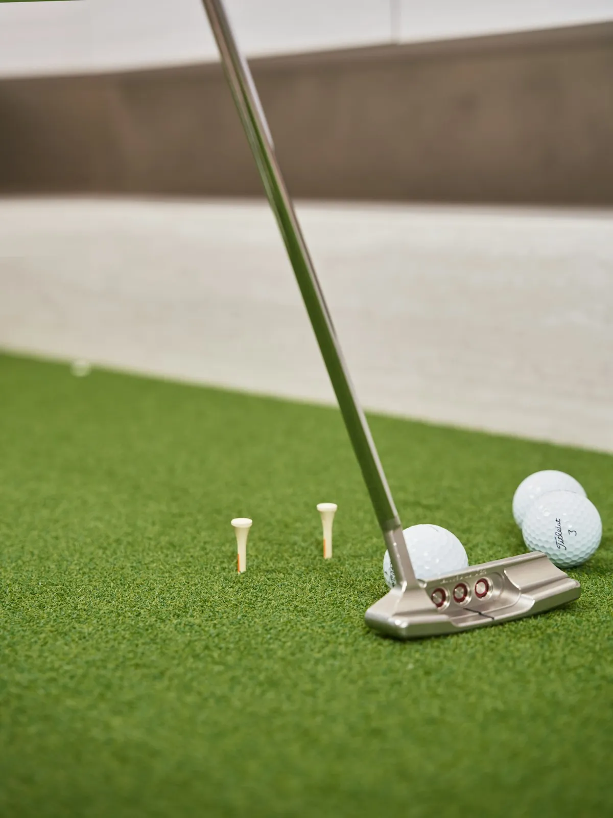 Home practice area sized for an indoor putting green
