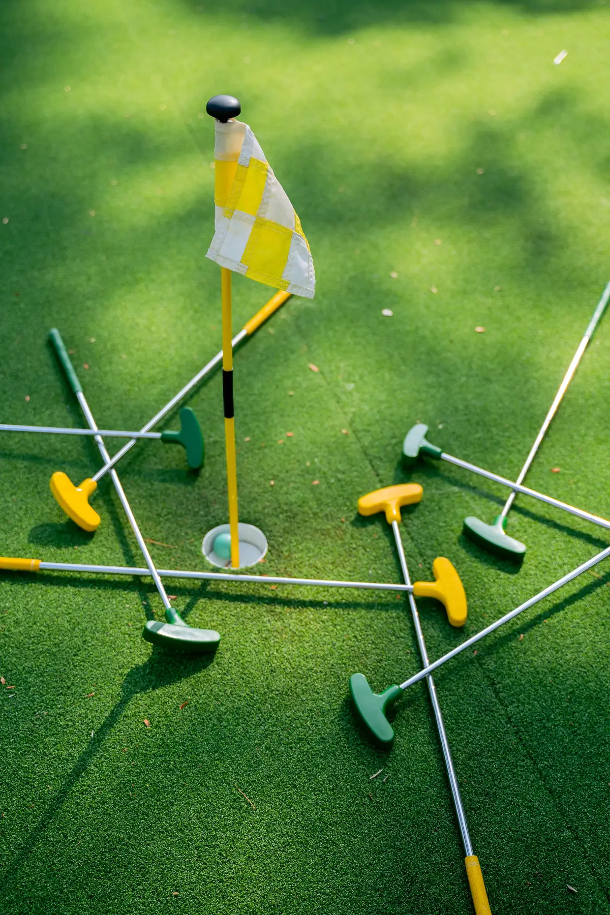 PU-backed putting green turf rolls with drainage perforations for outdoor use